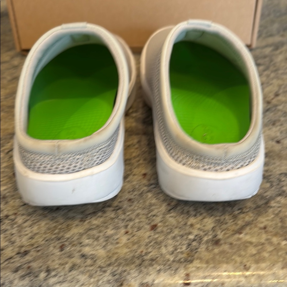 OOFOS SIZE 5 - Picture 9 of 11